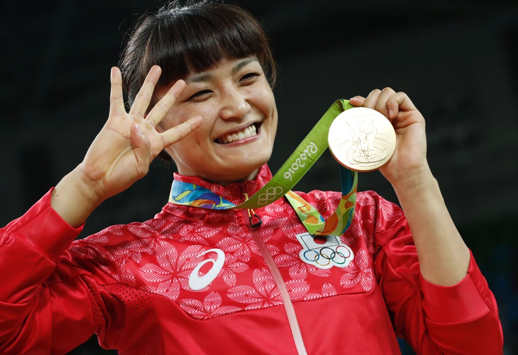 当一个日本摔跤手在她赢得了连续第四个金牌,创造了历史。