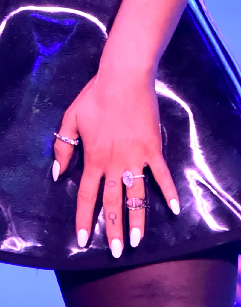 Ariana Grande's Venus-Symbol Finger Tattoo