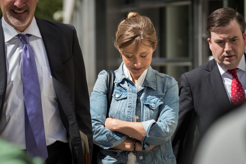 纽约——6月12日:女演员Allison麦克出口美国地区法院纽约东区的状态会议后,2018年6月12日在纽约的布鲁克林。麦克今年4月被控性交易