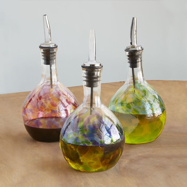 时尚的存储:人工吹制的玻璃橄榄油倒茶水