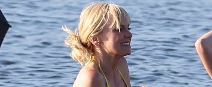 Anna Faris Shows Off Her Rock-Hard Abs in a Bikini Filming Overboard