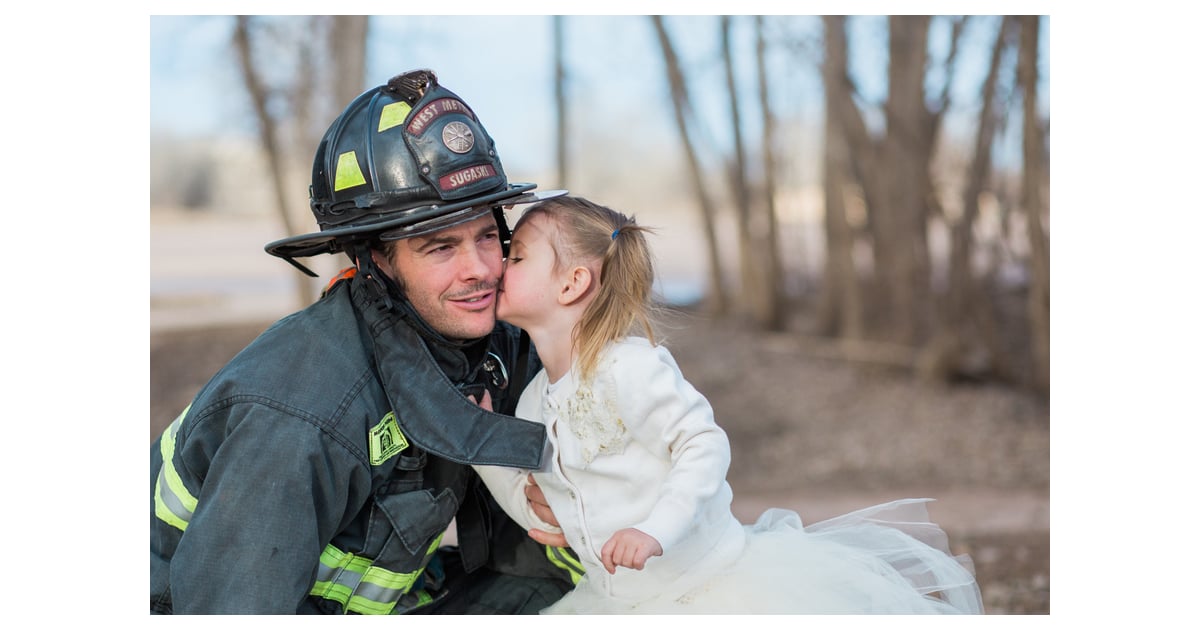 Папа и дочки огонь. Папа пожарный. Для детей. Пожарные. Пожарный с ребенком на руках. Пожарник для детей.