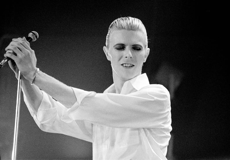 丹麦哥本哈根——4月29日:大卫·鲍伊对车站执行在舞台上站在他的世界巡演细的白色杜克时期的Falkoner Teatret 4月29日,1976年在哥本哈根,丹麦。(图片由Jorgen天使/雷德芬)