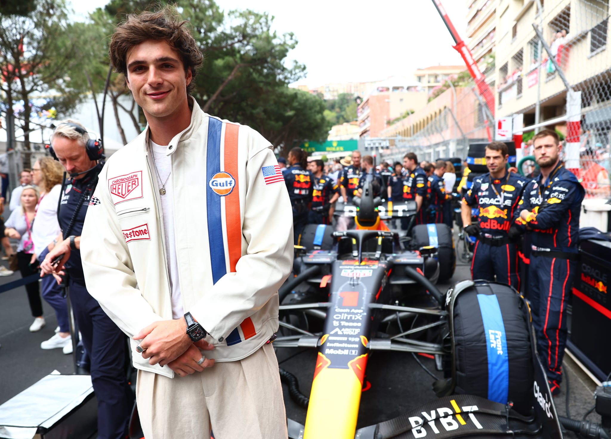 MONTE-CARLO, MONACO - MAY 29: Jacob Elordi poses for a photo with the car of Max Verstappen of the Netherlands and Oracle Red Bull Racing on the grid during the F1 Grand Prix of Monaco at Circuit de Monaco on May 29, 2022 in Monte-Carlo, Monaco. (Photo by Mark Thompson/Getty Images)