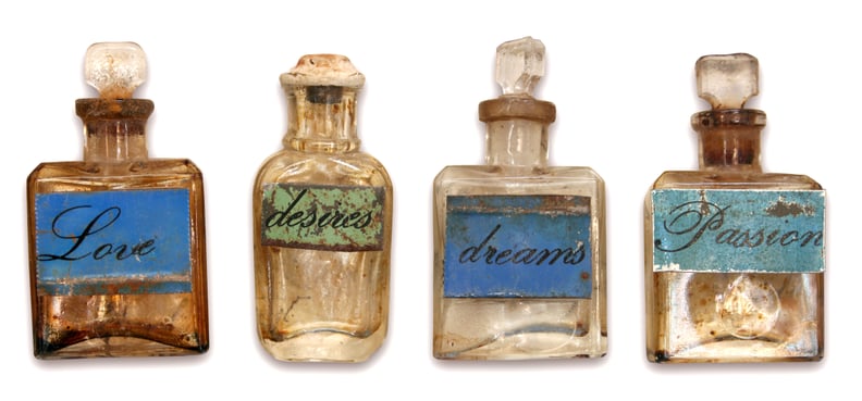 古董香水瓶子和爱情药水。