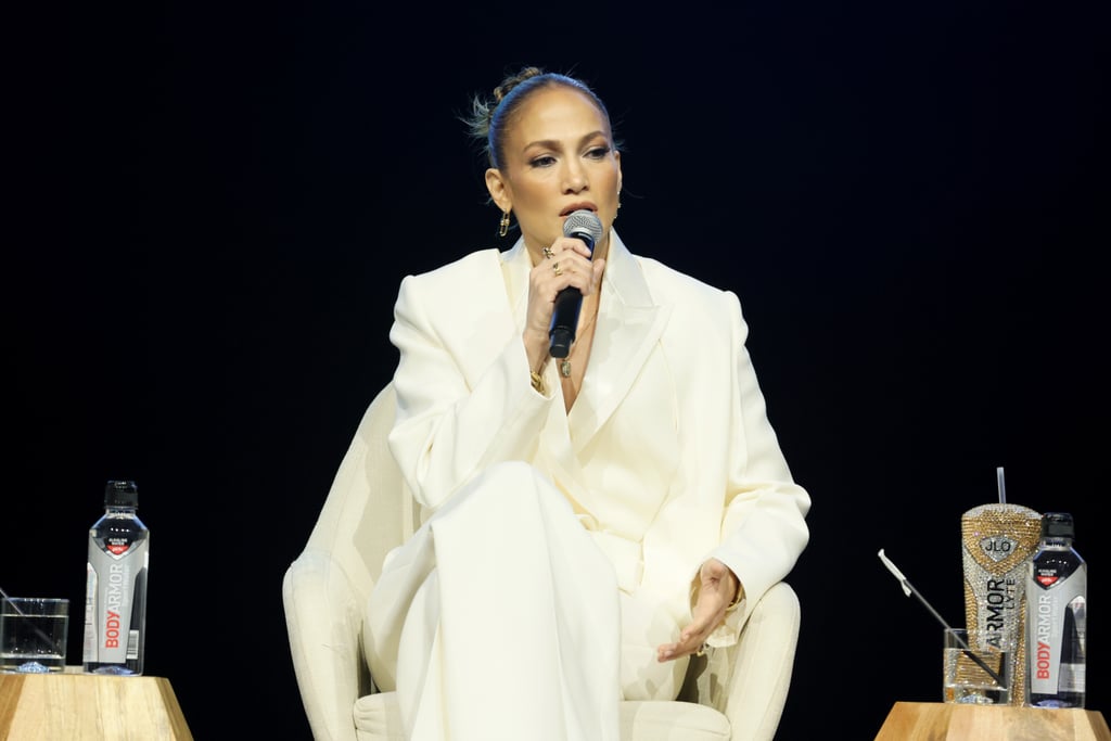 J Lo的白色芬迪套装在提高拉丁声音事件