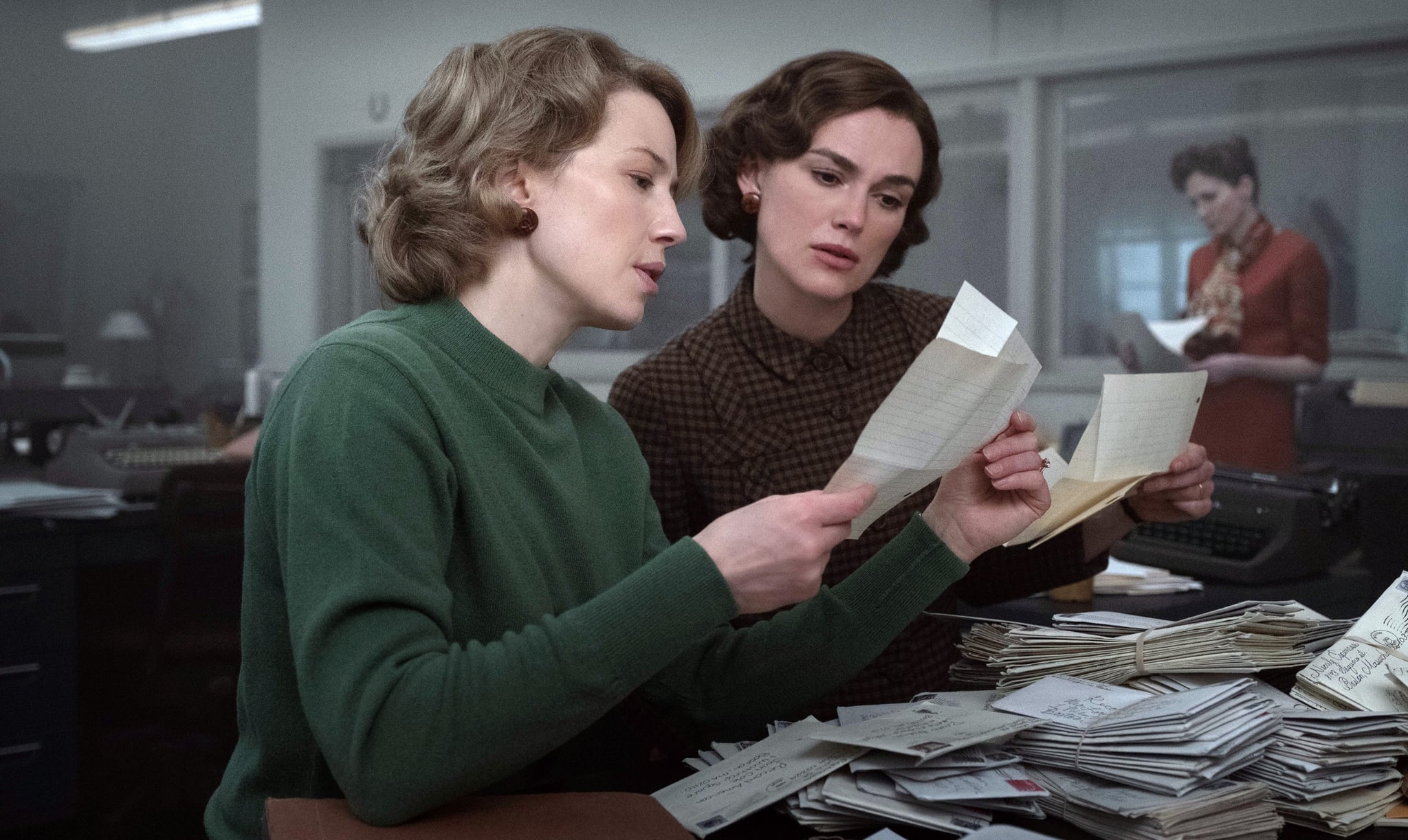 BOSTON STRANGLER, from left: Carrie Coon as Jean Cole, Keira Knightley as Loretta McLaughlin, 2023. ph: Claire Folger /  20th Century Studios /Courtesy Everett Collection