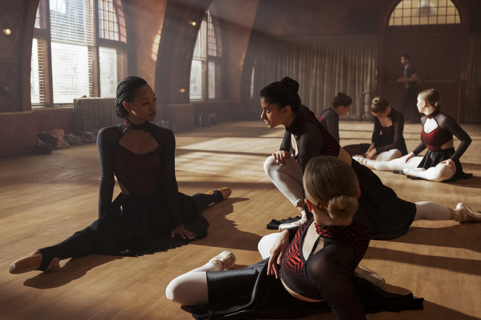 TINY PRETTY THINGS (L to R) KYLIE JEFFERSON as NEVEAH and DANIELA NORMAN as JUNE in episode 4 of TINY PRETTY THINGS. Cr. SOPHIE GIRAUD/NETFLIX  2020