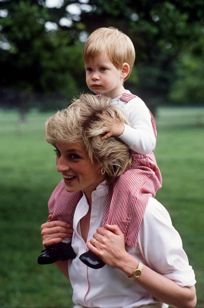 戴安娜王妃给了她儿子一骑当他们参观了海格洛夫庄园的房子在1986年7月。