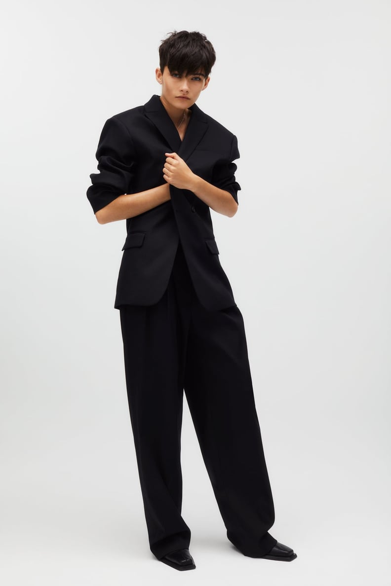 西装:Kaia x Zara大号的夹克和完整的裤子