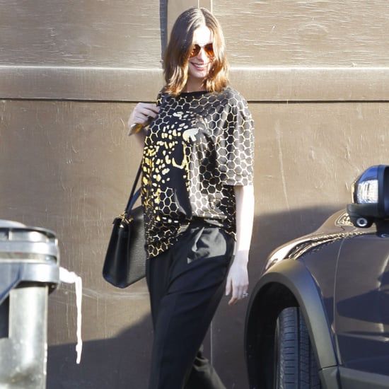 Anne Hathaway Out in LA December 2015 | Pictures