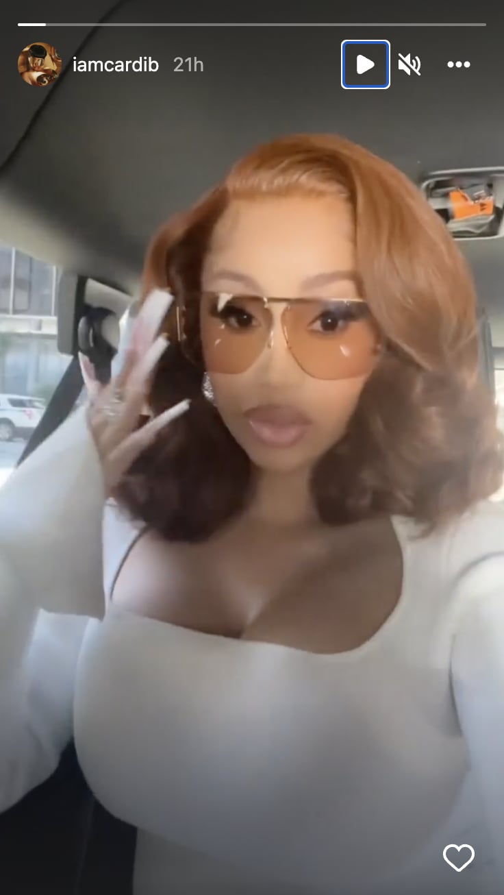 cardi b trae el "arcilla roja" tendencia de cabello para su audiencia en la corte