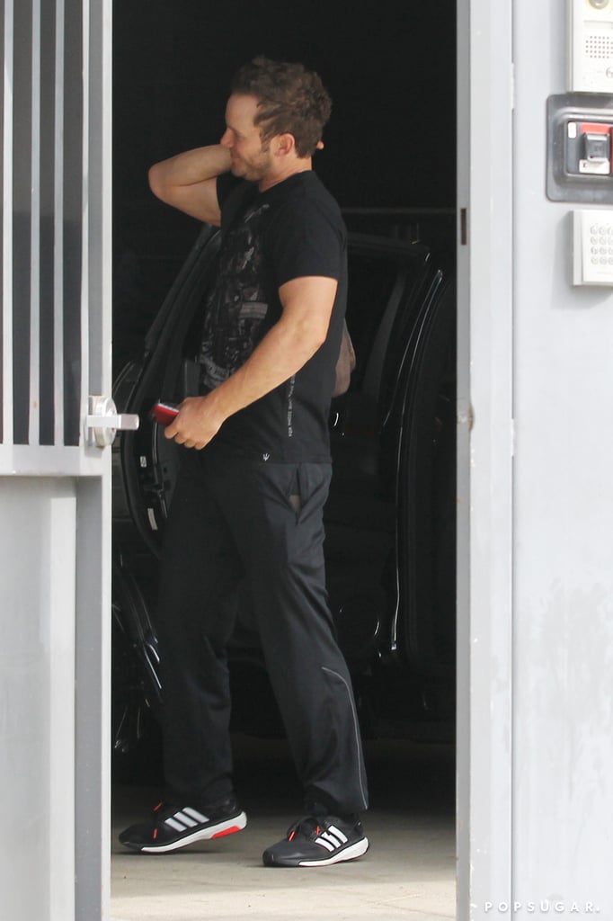 Chris Pratt lifted his bag with a smile upon arriving for a photo shoot in LA on Saturday.