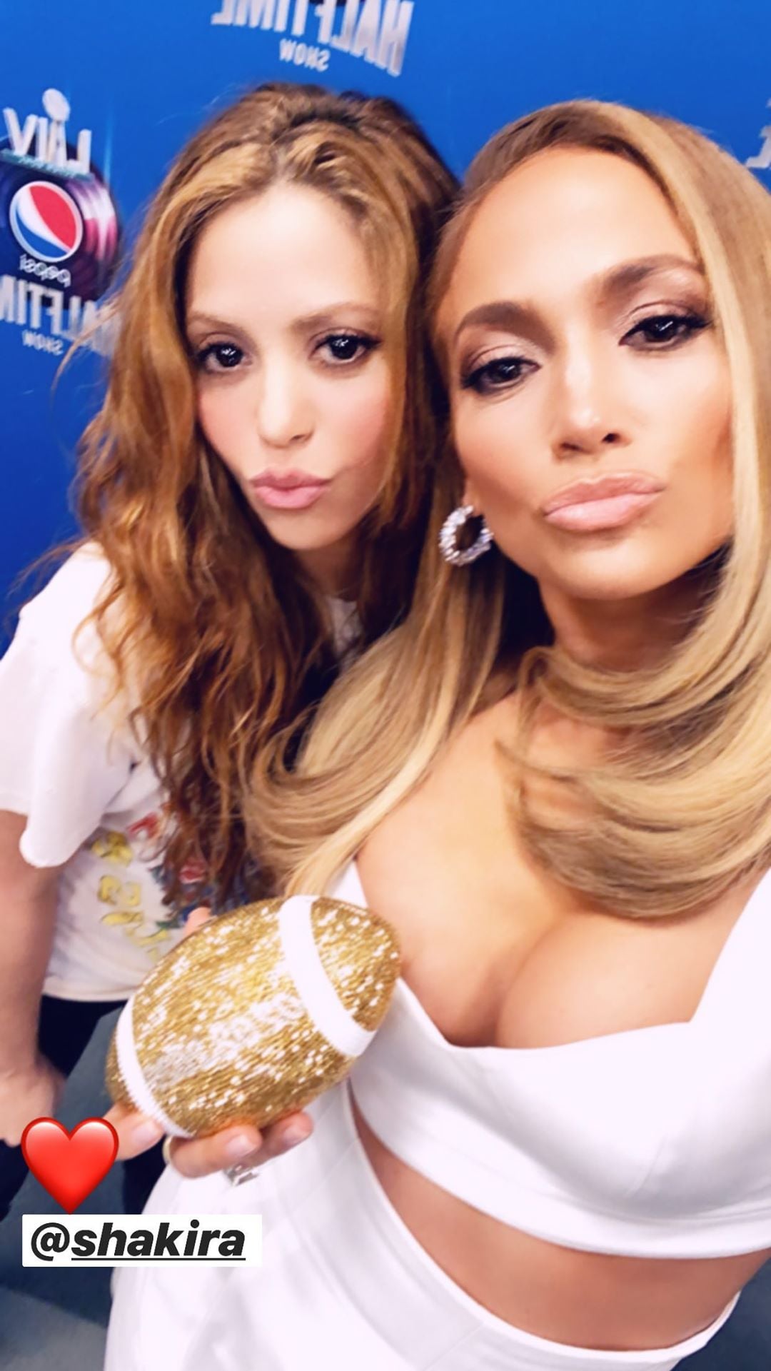 Jennifer Lopez S Football Clutch At Super Bowl Press Event Popsugar Fashion