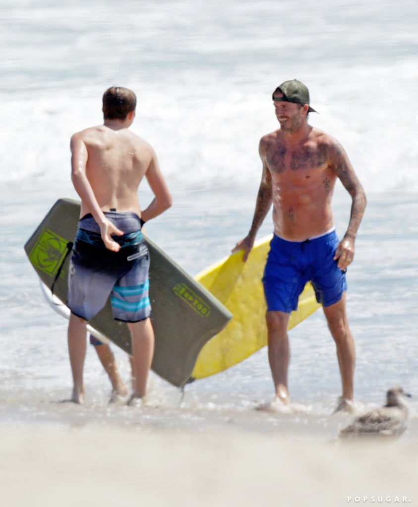 他2013年8月在明亮的蓝色的沙滩短裤。