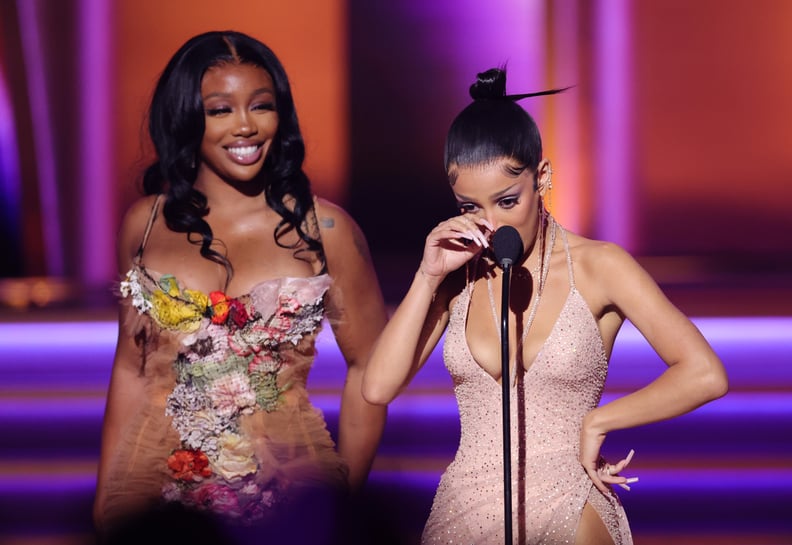 LAS VEGAS, NEVADA - APRIL 03: (L-R) SZA and Doja Cat accept the Best Pop Duo/Group Performance award for 'Kiss Me More' onstage during the 64th Annual GRAMMY Awards at MGM Grand Garden Arena on April 03, 2022 in Las Vegas, Nevada. (Photo by Rich Fury/Gett