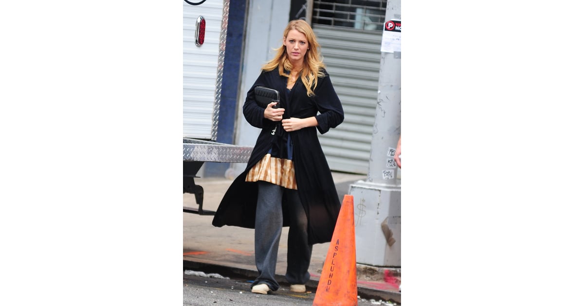 Blake Lively Styling Her Outfit With Sweatpants On The Set Of Gossip Girl Tiktok Of Serena 