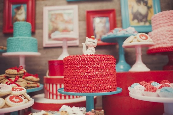 Meow! A Ruffled Kitty Cake Meow! A Ruffled Kitty Cake