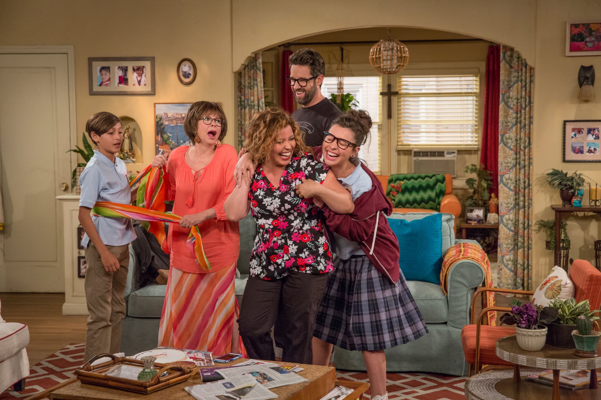 ONE DAY AT A TIME, (from left): Marcel Ruiz, Rita Moreno, Justina Machado, Todd Grinnell, Isabella Gomez, 'Making Up Is Hard To Do', (Season 1, ep. 102, aired Jan. 6, 2017). photo: Michael Yarish / Netflix / Courtesy: Everett Collection