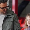 瑞安·雷诺兹欢呼他的足球队和8岁的女儿詹姆斯
