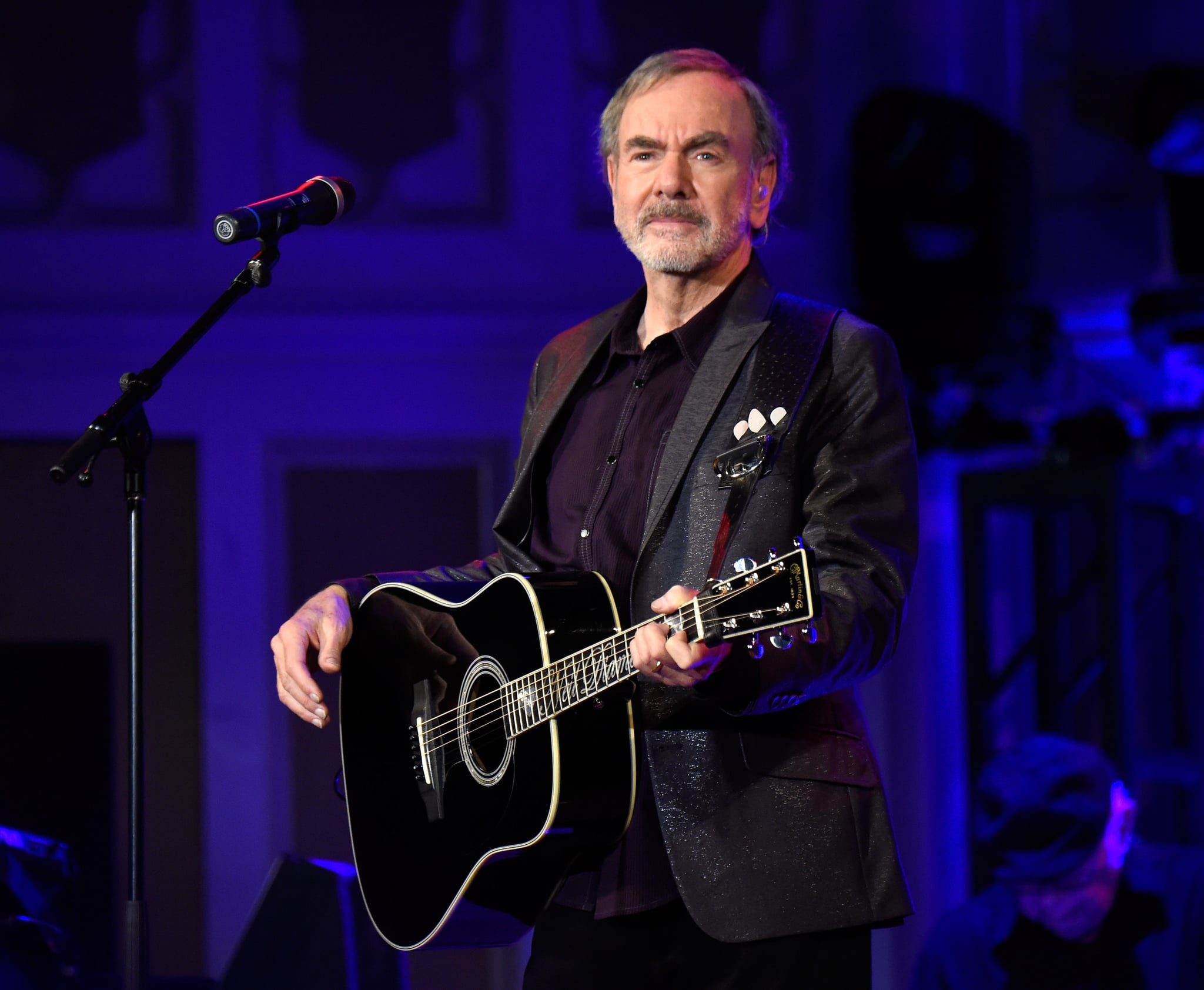 Neil Diamond comes out of retirement to sing 'Sweet Caroline' to