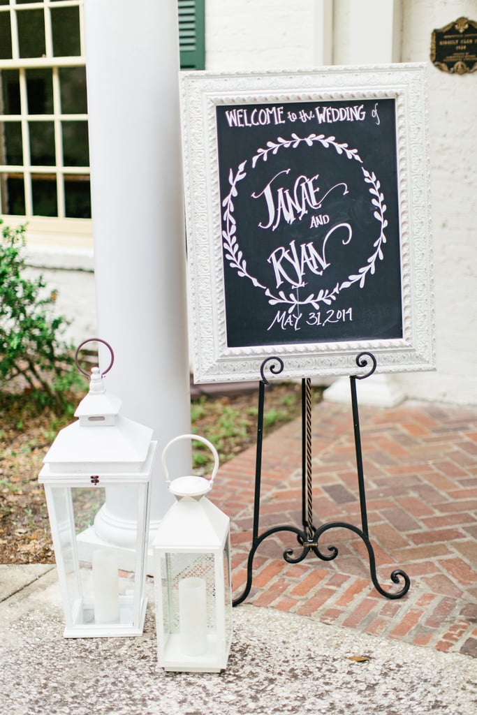 How to Incorporate Signs Into a Wedding
