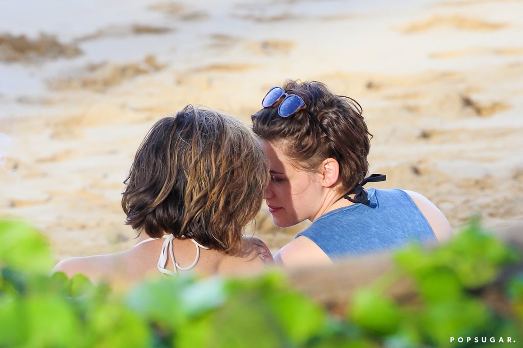 Kristen Stewart and Alicia Cargile kept close during a beach day in Hawaii in January 2015.