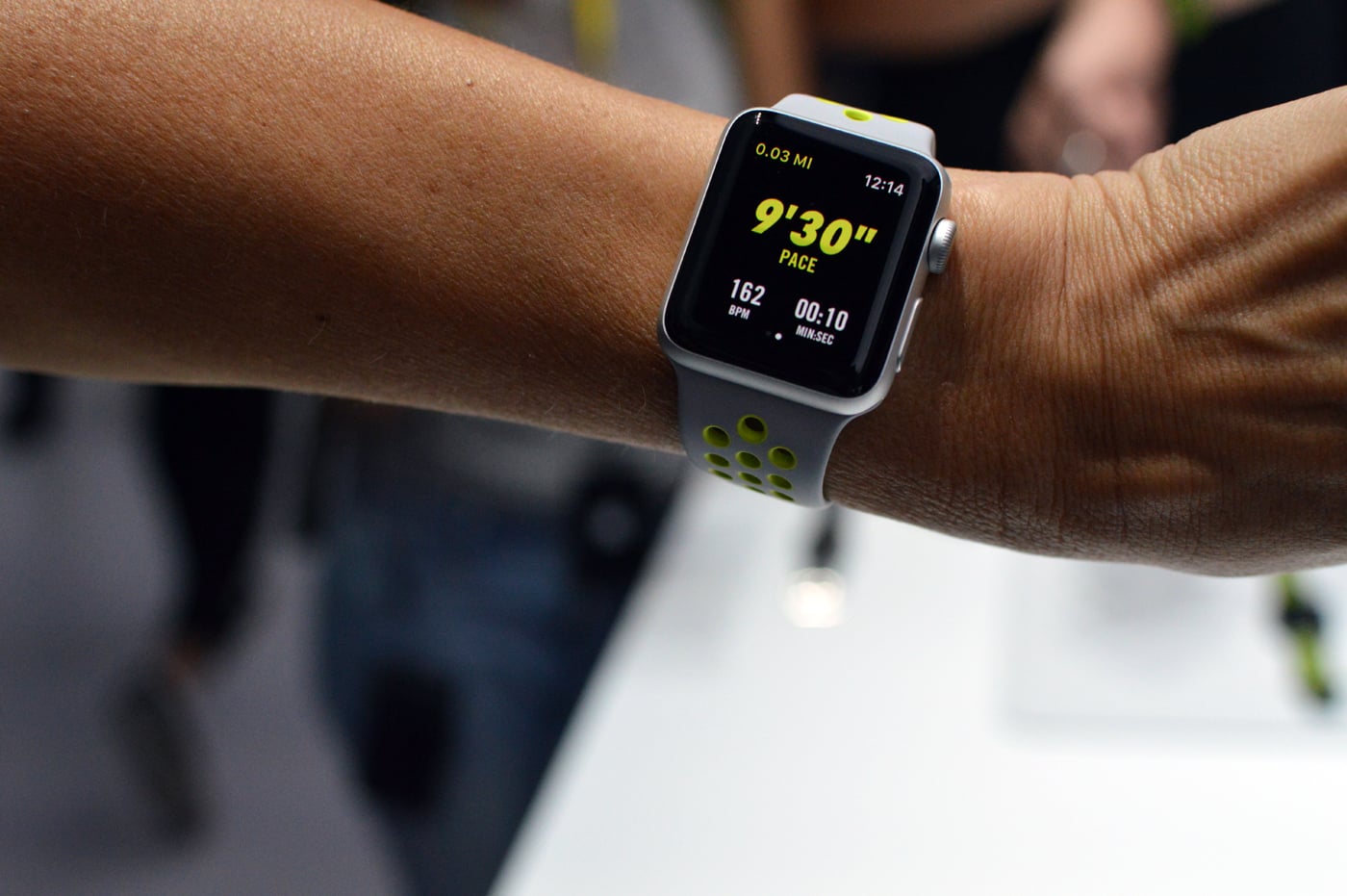 Бег часы. Apple watch 8 Nike. Эппл вотч на пробежке. Apple watch a 2006. Эппл вотч найк на руке.
