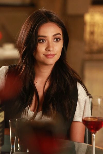 Pretty Little Liars "Of Late I Think of Rosewood" Pictures