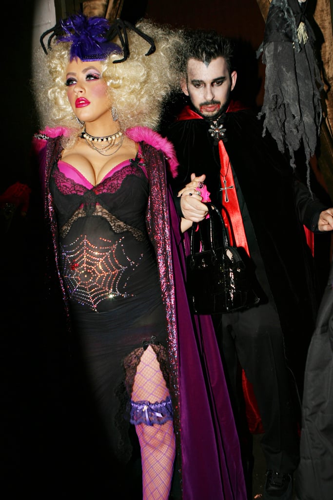 名人万圣节服装:克里斯蒂娜·阿奎莱拉和乔丹之间作为一个蜘蛛女人和吸血鬼