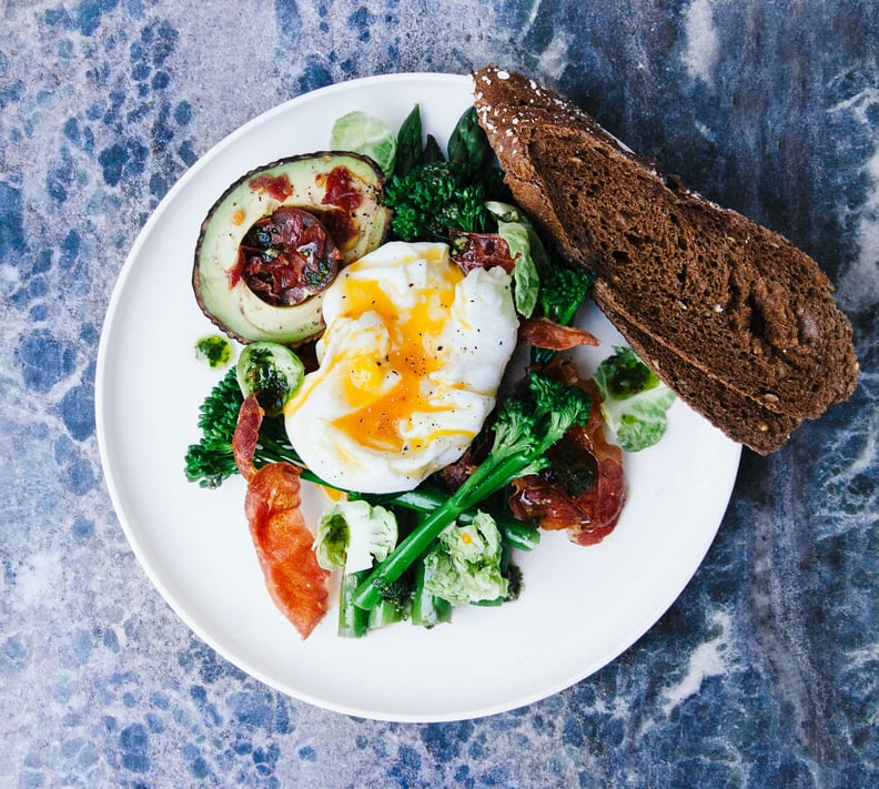 给自己一点时间在早上有一个完整的早餐蛋白质和蔬菜。
