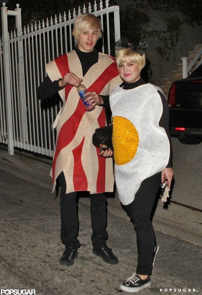 名人万圣节服装:Kelly Osbourne和卢克worral熏肉和鸡蛋