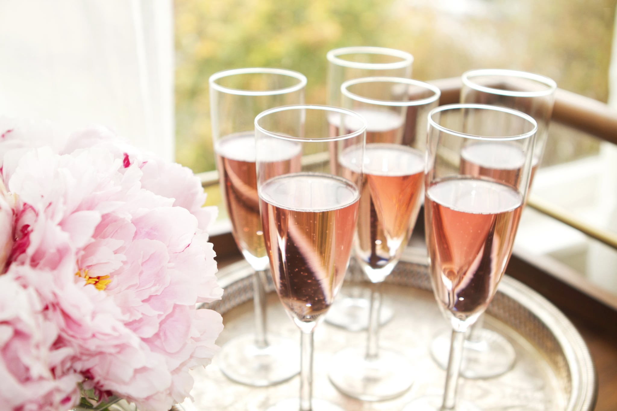 Бокалы бокалы нежную песни. Розовое шампанское. Бокалы с шампанским. Розовое шампанское в бокале. Красивые фужеры.