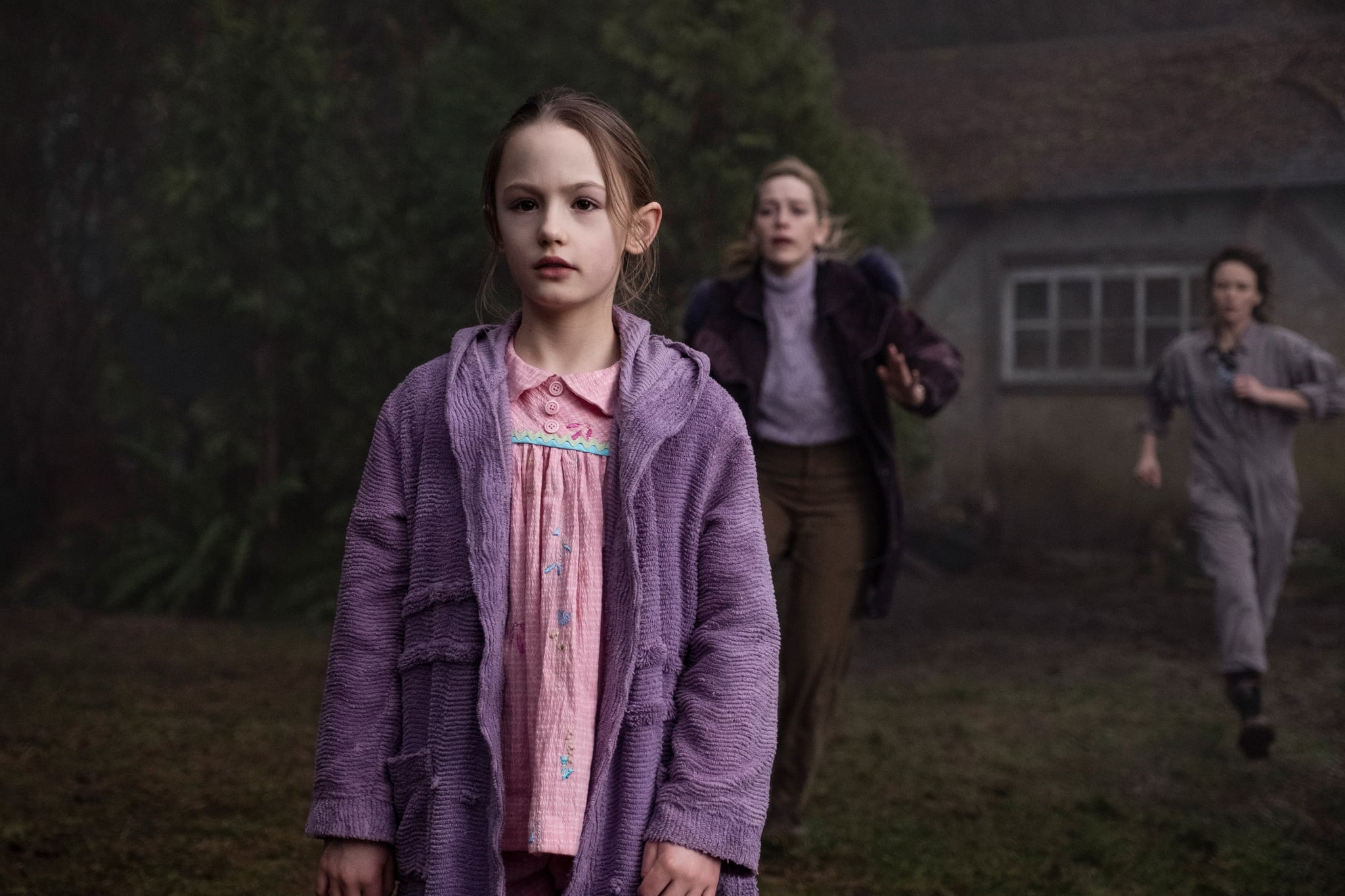 THE HAUNTING OF BLY MANOR, from left: Amelie Bea Smith, Victoria Pedretti, Amelia Eve, (Season 1, ep. 106, aired Oct. 9, 2020). photo: Eike Schroter / Netflix / Courtesy Everett Collection