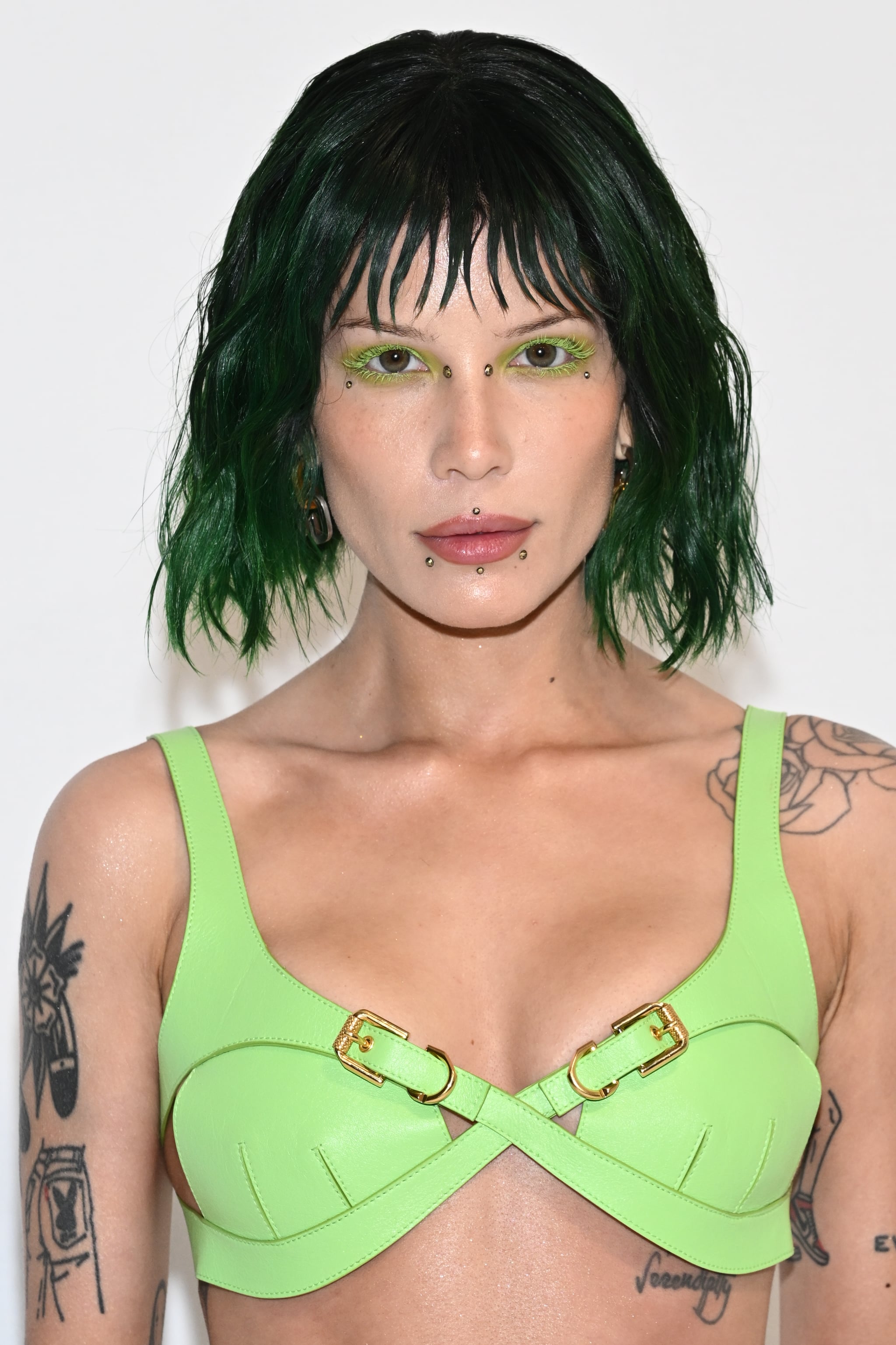 PARÍS, FRANCIA - 2 DE MARZO: (SOLO PARA USO EDITORIAL - Para uso no editorial, solicite la aprobación de Fashion House) Halsey asiste al espectáculo Givenchy Womenswear Otoño Invierno 2023-2024 como parte de la Semana de la Moda de París el 2 de marzo de 2023 en París, Francia .  (Foto de Stephane Cardinale - Corbis/Corbis vía )