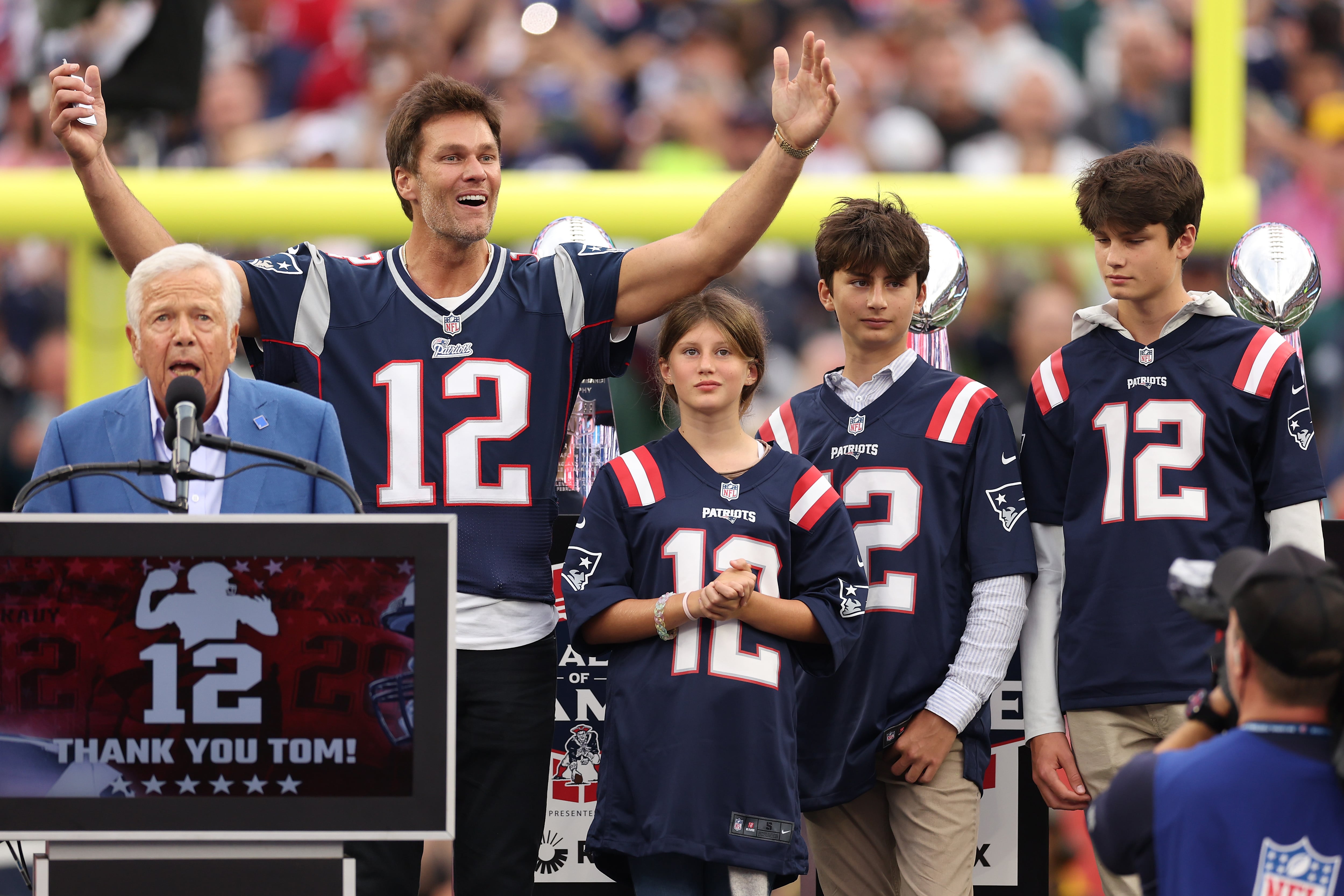 Tom Brady brings 3 kids to honorary New England Patriots return