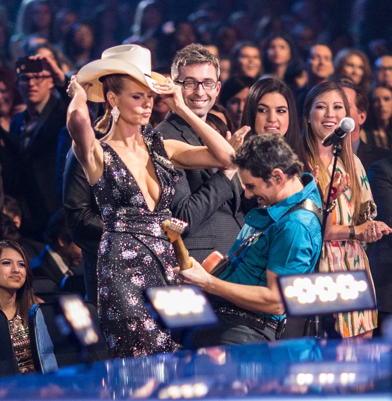 Heidi got down with Brad Paisley during his performance.