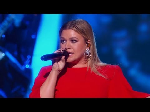 Kelly Clarkson Performs a Rendition of Reba McEntire's "Fancy"