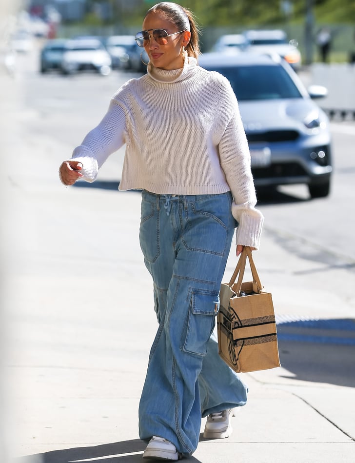 J Lo穿着宽松的牛仔裤和超大的口袋裤