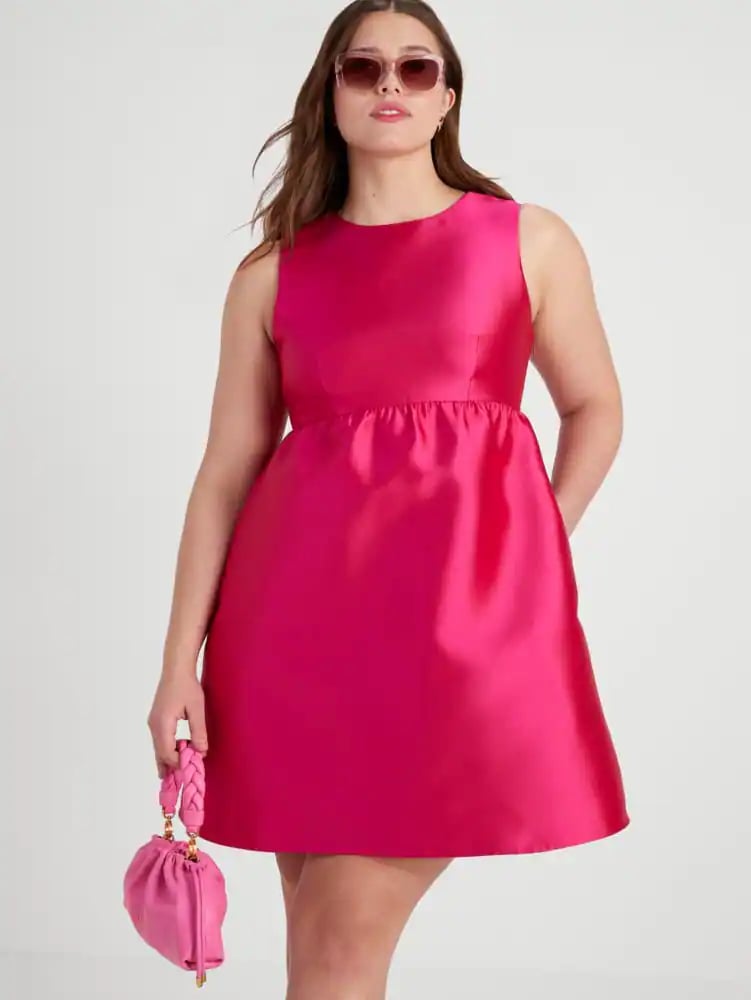 一个粉红色缎超短连衣裙