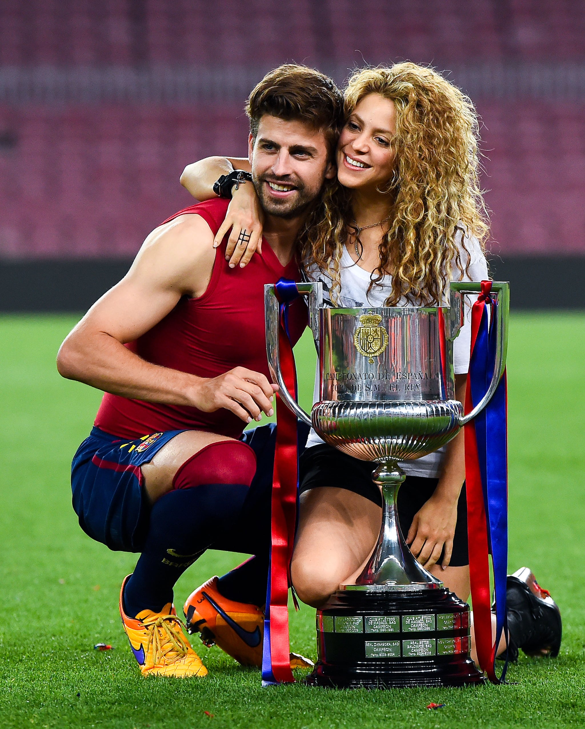 BARCELONA, SPAIN - MAY 30: Gerard Pique of FC Barcelona and Shakira pose with the trophy after FC Barcelona won the Copa del Rey final match against Athletic Club at Camp Nou on May 30, 2015 in Barcelona, ​​Spain .  (Photo by David Ramos/Getty Images)