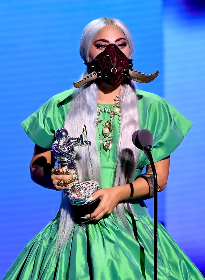 Lady Gaga的25英寸2020年银发型和烟雾缭绕的紫色眼影