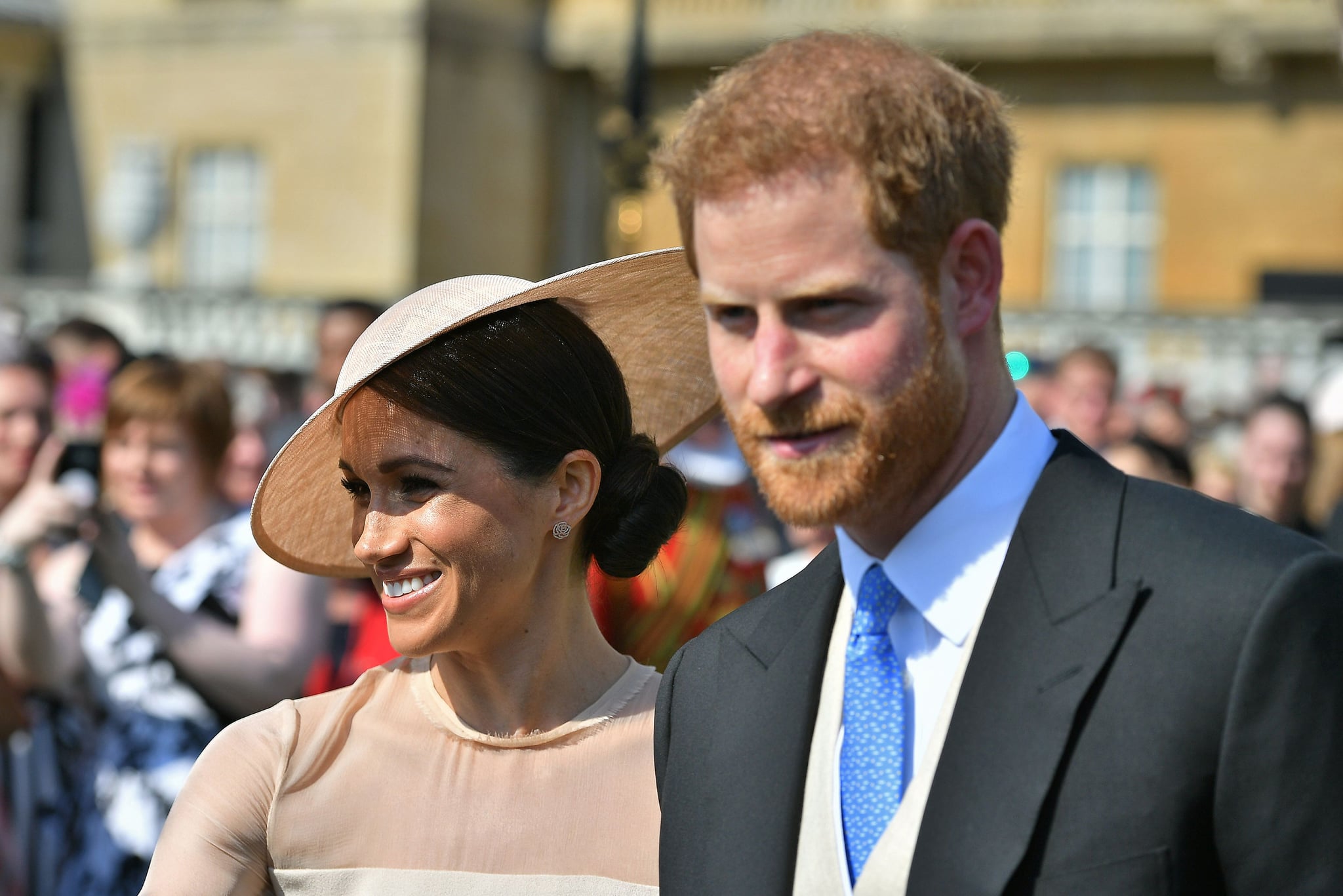 5月22日，英国苏塞克斯公爵哈里王子(右)和新婚妻子苏塞克斯公爵夫人梅根在伦敦白金汉宫出席威尔士亲王70岁生日游园会。在查尔斯王子70岁生日之际，威尔士亲王和康沃尔公爵夫人举办了一场游园会，庆祝王子慈善机构的工作。(图片来源:多米尼克·利平斯基/美联社/法新社)(图片来源:多米尼克·利平斯基/法新社/盖蒂图片社)