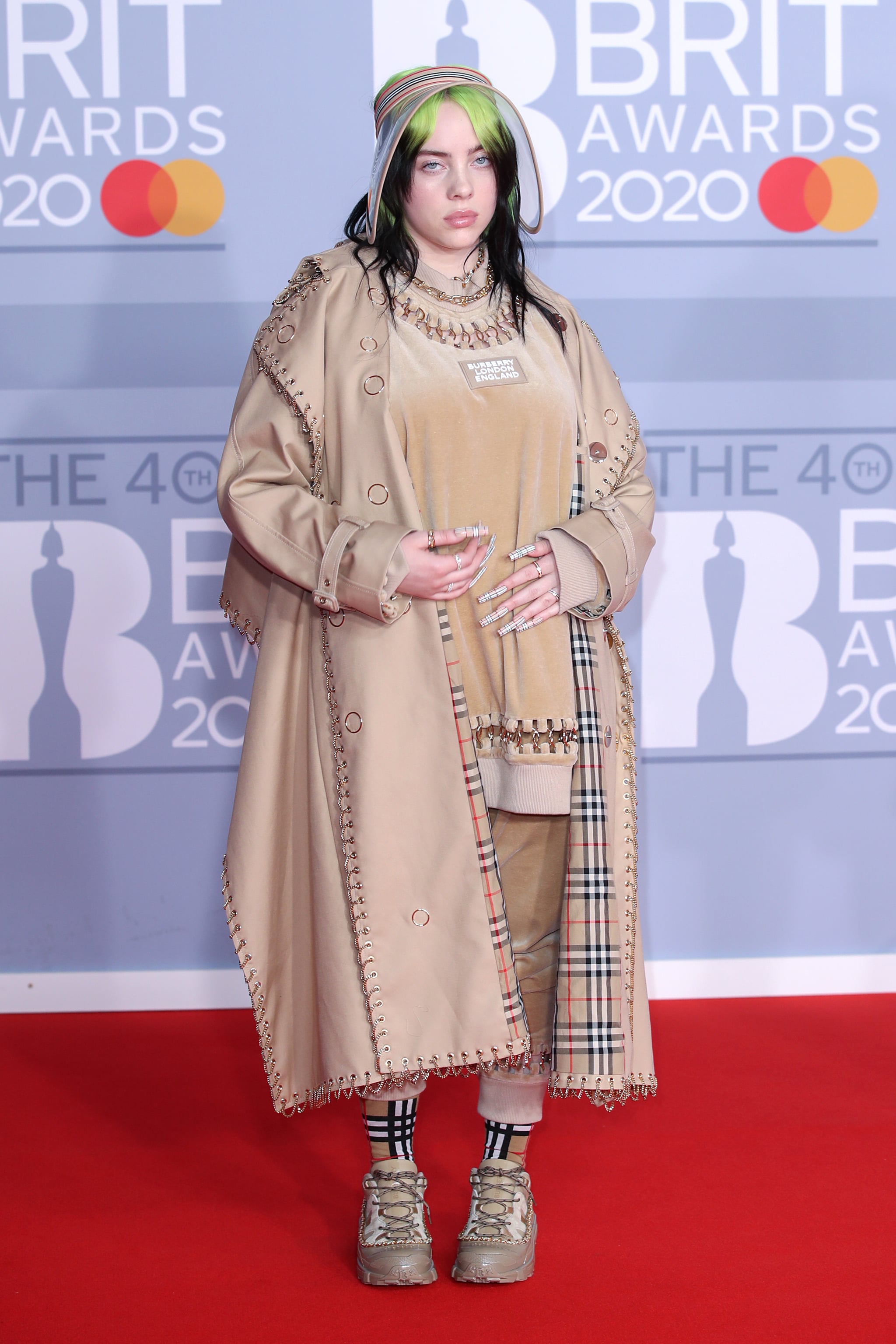 fakenews - Umpolen – den Minuspol mit dem Pluspol vertauschen - Seite 29 Billie-Eilish-Wears-Custom-Burberry-at-2020-BRIT-Awards