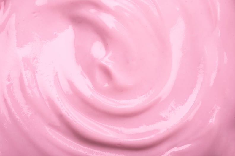 关闭粉红奶油自制的蓝莓或草莓酸奶质地的背景