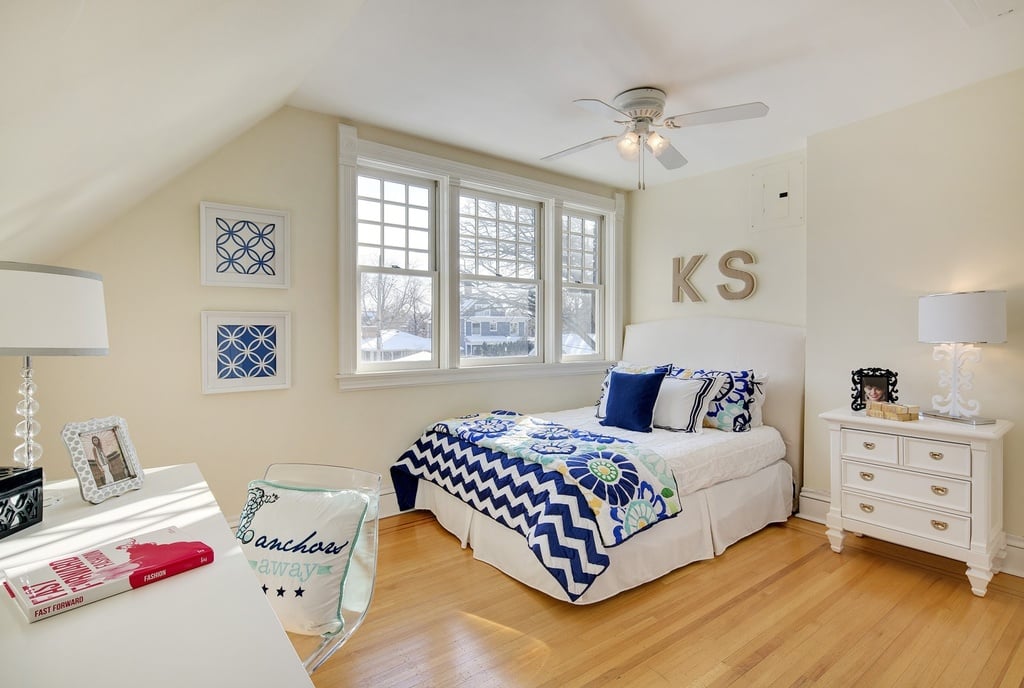 Bedroom with outlet three windows