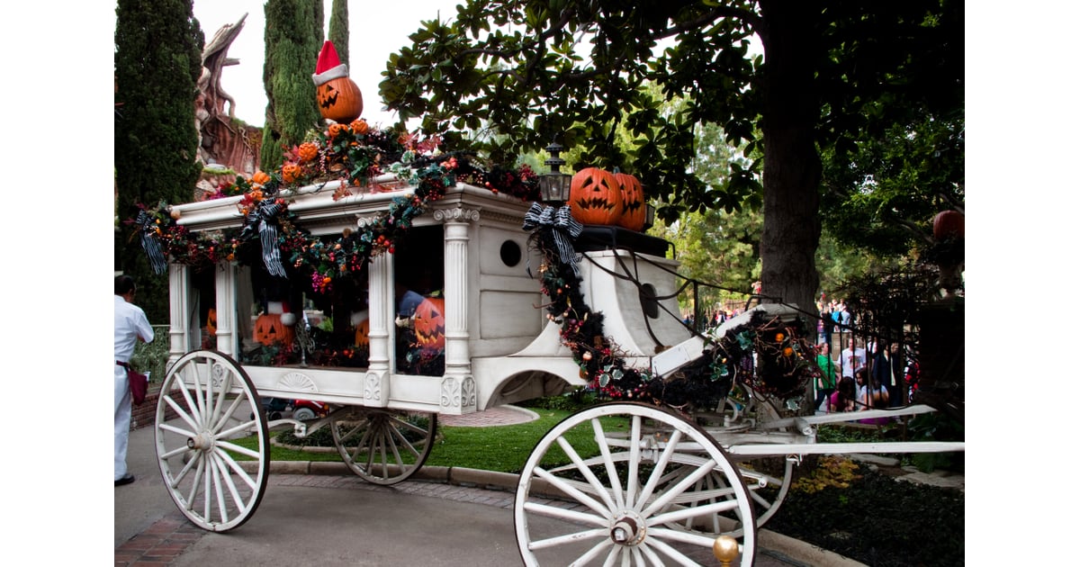 Even the carriage gets a holiday makeover. | Why Disneyland's ...