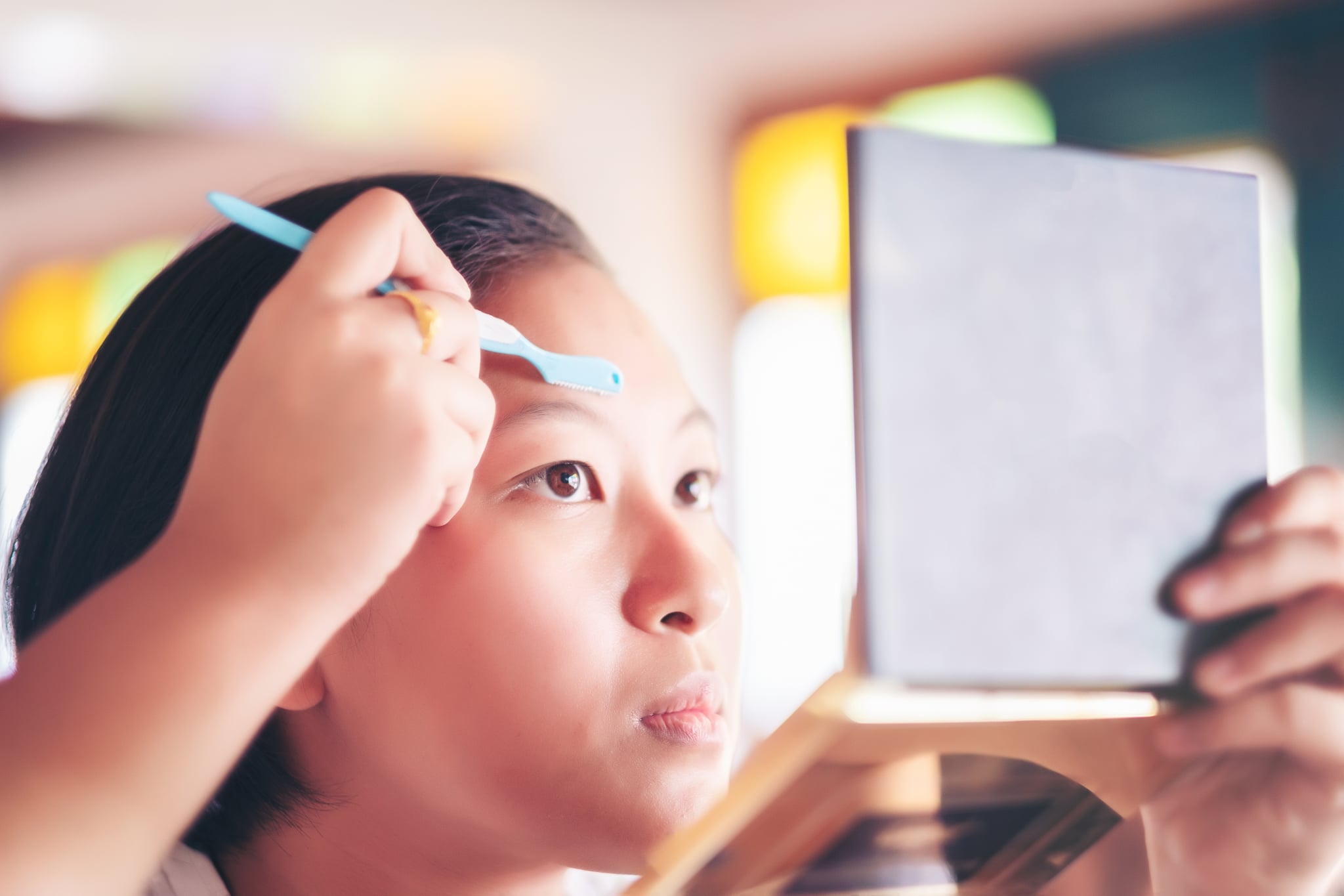 señora afeitado frente.  imagen de belleza de mujer asiática atractiva joven, artista de maquillaje usó maquinilla de afeitar de cejas maquillaje una cara de mujer bonita