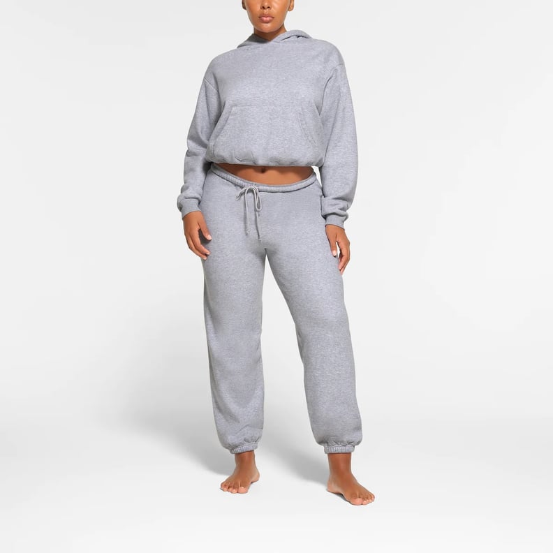 What to Wear With Gray Sweatpants Joggers Black Shirt or Hoodie