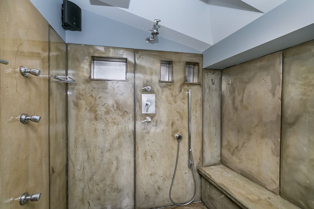 Michael Phelps Sells Baltimore Townhouse